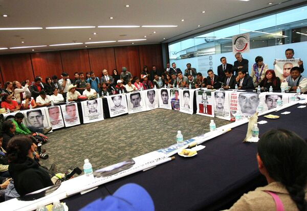 Familiares de 43 estudiantes piden al Senado de México anular poderes en Guerrero - Sputnik Mundo