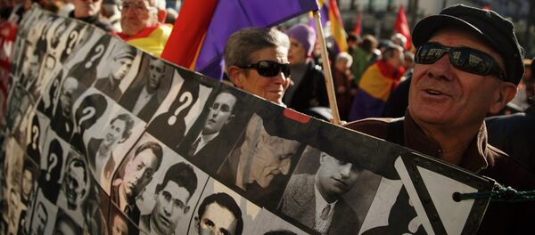 Los manifestantes con las imagenes de las víctimas de la dictadura franquista en Madrid (archivo) - Sputnik Mundo