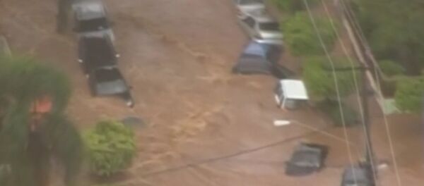 Las potentes corrientes de agua barrían camiones durante las fuertes inundaciones en Sao Paulo - Sputnik Mundo