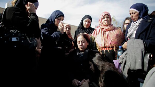 Miles de palestinos despiden al ministro muerto tras una agresión de las fuerzas israelíes - Sputnik Mundo