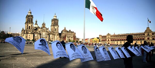 Pancartas con imágenes de los 43 estudiantes desaparecidos en México Pancartas con imágenes de los 43 estudiantes desaparecidos en México - Sputnik Mundo