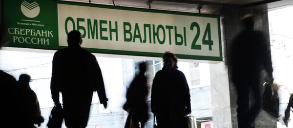 El rublo sufre una caída histórica este lunes - Sputnik Mundo