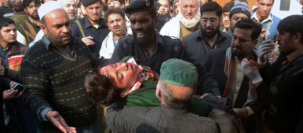 Más de 100 muertos en ataque talibán contra una escuela en Pakistán - Sputnik Mundo