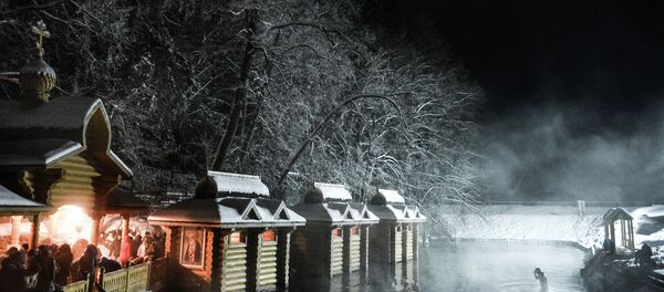Los creyentes durante la Epifanía Los creyentes durante la Epifanía - Sputnik Mundo