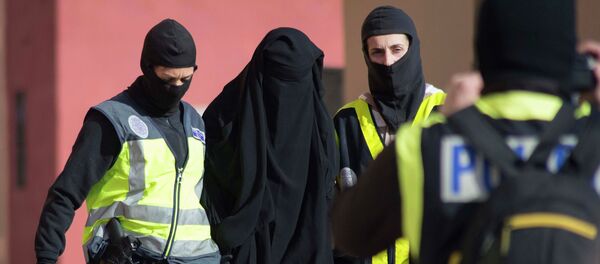 Siete detenidos en España acusados de captar mujeres para el Estado Islámico 16 de diciembre, 2014 Siete detenidos en España acusados de captar mujeres para el Estado Islámico 16 de diciembre, 2014 - Sputnik Mundo
