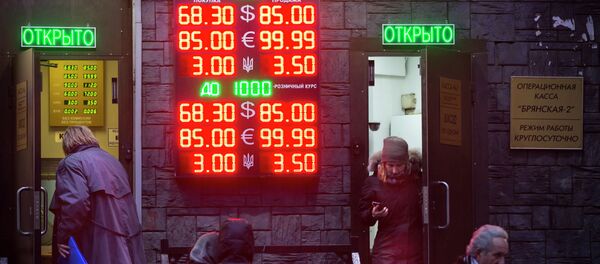 El martes euro aumentó un 27%, llegando a los 100,74 rublos y el dólar en un 24,3%, llegando a los 80,1 rublos - Sputnik Mundo