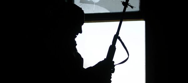 Hombre con un rifle - Sputnik Mundo