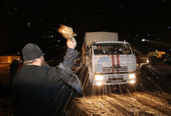 Rusia envía un convoy humanitario con regalos para los niños de Donbás - Sputnik Mundo