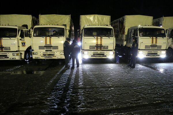 Rusia envía un convoy humanitario con regalos para los niños de Donbás - Sputnik Mundo