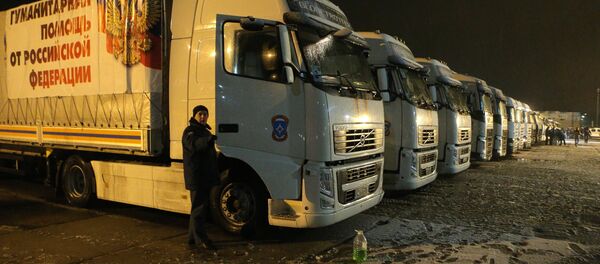Rusia envía un convoy humanitario con regalos para los niños de Donbás - Sputnik Mundo