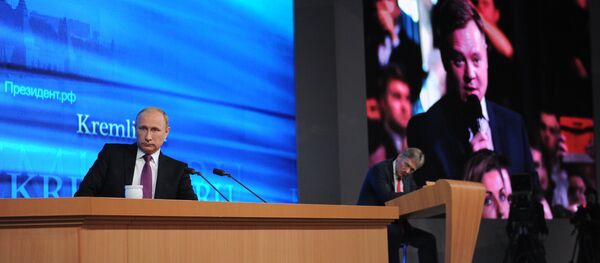 Putin asegura que la economía rusa se recuperará en dos años como máximo - Sputnik Mundo