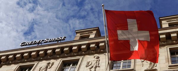 A national flag of Switzerland flies in front of a branch office of Swiss bank Credit Suisse in Luzern October 30, 2014 - Sputnik Mundo