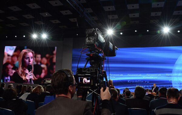 Courtney Weaver hace una pregunta a Vladímir Putin - Sputnik Mundo