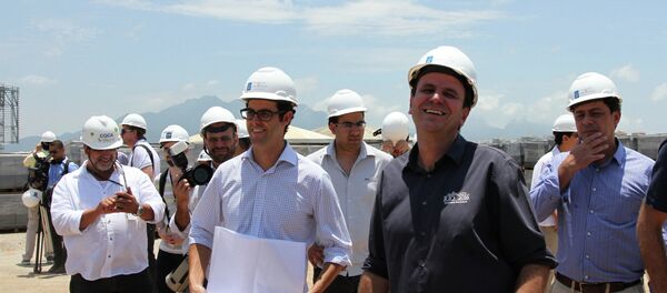 El alcalde de Río de Janeiro, Eduardo Paes, bromea con los ingenieros en el Parque Olímpico de Rio 2016 - Sputnik Mundo