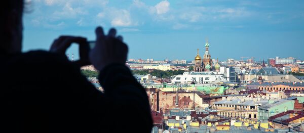 Un turista toma la foto de San Petersburgo - Sputnik Mundo
