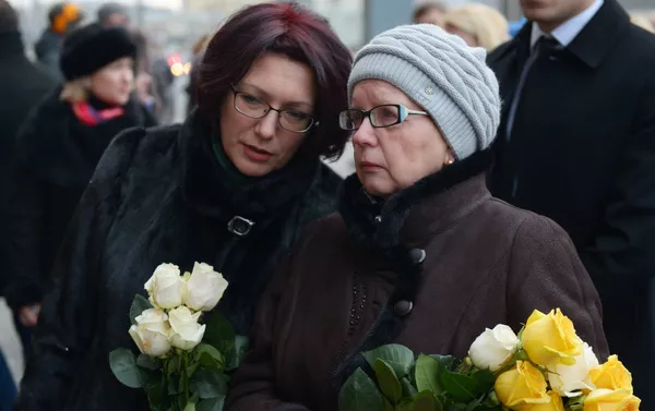 Vera Sténina (a la derecha), la madre de Andréi Stenin Vera Sténina (a la derecha), la madre de Andréi Stenin - Sputnik Mundo