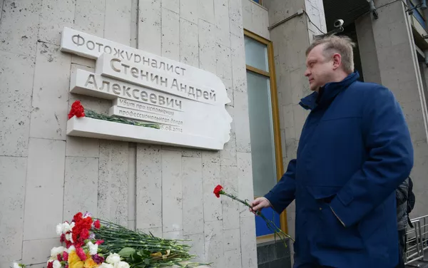 Serguéi Kapkov, jefe del Departamento de Cultura de Moscú en Inaugurada de una placa conmemorativa en honor al periodista Andréi Stenin Serguéi Kapkov, jefe del Departamento de Cultura de Moscú en Inaugurada de una placa conmemorativa en honor al periodista Andréi Stenin - Sputnik Mundo