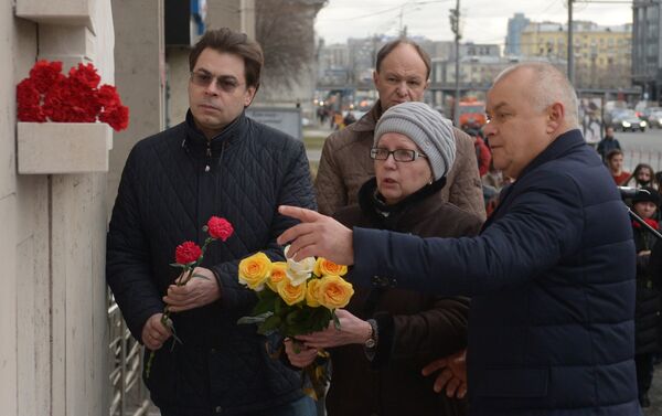 Inaugurada en Moscú una placa conmemorativa en honor al periodista Andréi Stenin - Sputnik Mundo