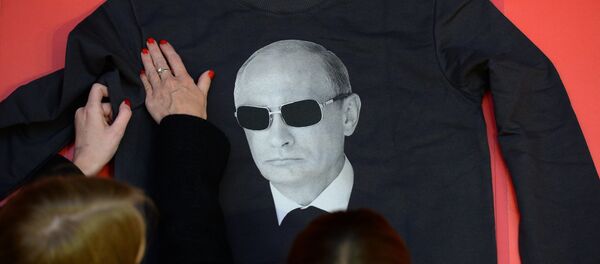 Venta de las sudaderas con la imagen de Vladimir Putin en Moscú - Sputnik Mundo