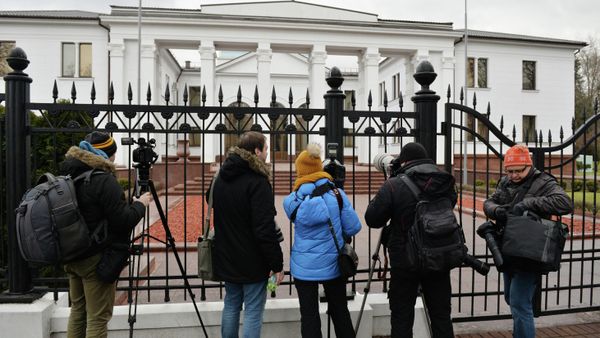 Periodistas que esperan la llegada de los negociadores en Minsk Periodistas que esperan la llegada de los negociadores en Minsk - Sputnik Mundo