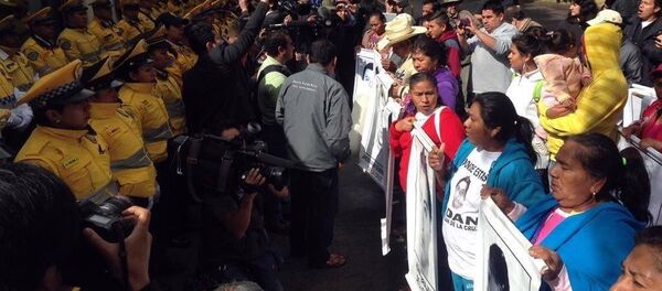 Familiares de 42 estudiantes desaparecidos protestan ante embajada de Alemania en México - Sputnik Mundo