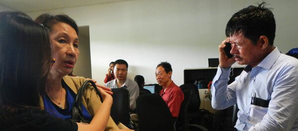 Miembros de las familias de los pasajeros de Airbus A320-200 de la aerolínea AirAsia, 28 de Diciembre, 2014 - Sputnik Mundo