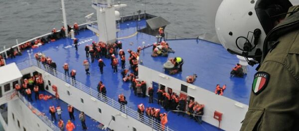 Evacúan a 190 personas del Norman Atlantic y 287 aún quedan a bordo Evacúan a 190 personas del Norman Atlantic y 287 aún quedan a bordo - Sputnik Mundo