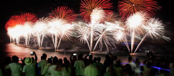 People watch fireworks exploding over Copacabana beach during New Year celebrations at the Pavao Pavaozinho slum in Rio de Janeiro January 1, 2015. - Sputnik Mundo