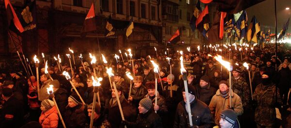 Atacan en Kiev a corresponsal del canal ruso LifeNews durante una marcha con antorchas - Sputnik Mundo