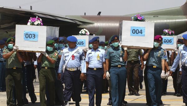Encuentran ya 16 cuerpos de las víctimas del vuelo 8501 de AirAsia Indonesia Encuentran ya 16 cuerpos de las víctimas del vuelo 8501 de AirAsia Indonesia - Sputnik Mundo