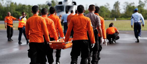 LLegan a la base de búsqueda en Indonesia fragmentos del avión AirAsia LLegan a la base de búsqueda en Indonesia fragmentos del avión AirAsia - Sputnik Mundo