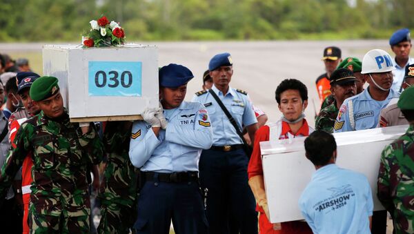 Transportan a la base de la operación de rescate ocho cuerpos del avión AirAsia - Sputnik Mundo
