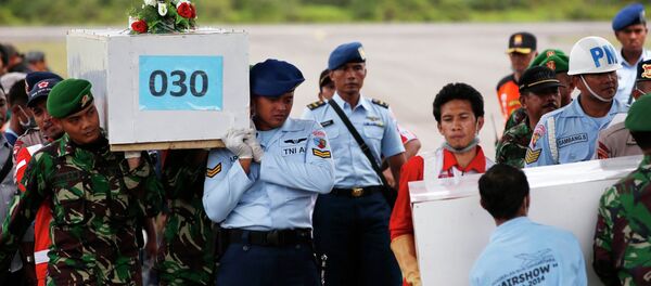 Transportan a la base de la operación de rescate ocho cuerpos del avión AirAsia - Sputnik Mundo