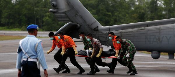 El número de los cuerpos extraídos tras la catástrofe aérea en Indonesia asciende a 34 El número de los cuerpos extraídos tras la catástrofe aérea en Indonesia asciende a 34 - Sputnik Mundo