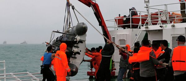 El Ministerio de Emergencias ruso descubre un cadáver y restos del avión AirAsia - Sputnik Mundo