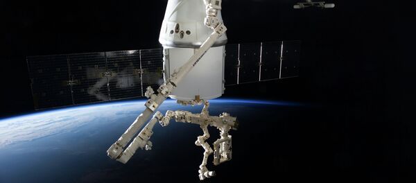 La nave Dragon de SpaceX atracado a la ISS - Sputnik Mundo