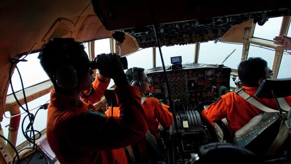 Detectan posibles señales de los registradores de vuelo del avión de AirAsia - Sputnik Mundo