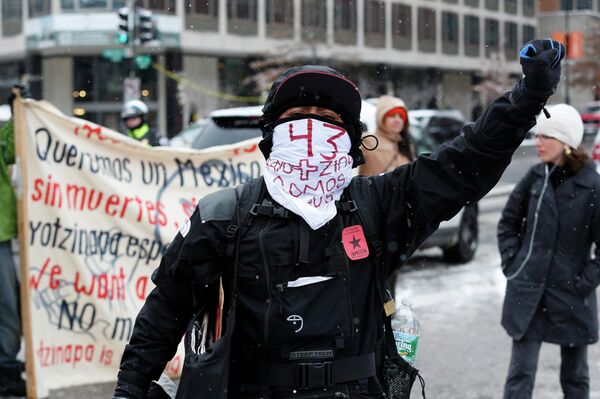 Manifestantes exigieron que traiga de vuelta a los jóvenes desaparecidos en México  - Sputnik Mundo