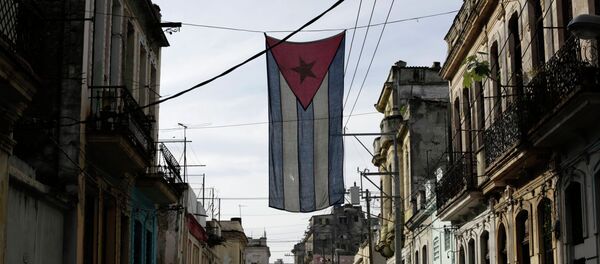 Кубинский флаг на здании в гаване, 27 декабря 2014 года - Sputnik Mundo