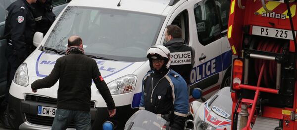 Al menos 11 víctimas mortales en un tiroteo en el semanario francés de Charlie Hebdo - Sputnik Mundo