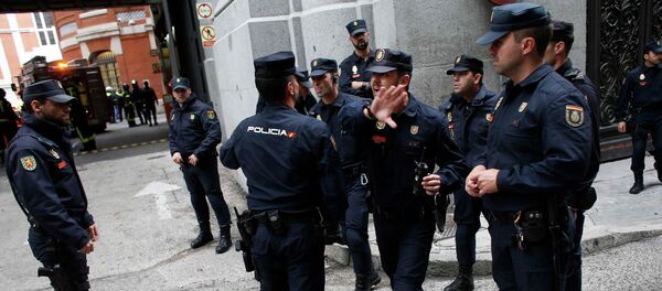 Police stand outside the rear entrance of the Bank of Spain after a fire broke out on the premises in Madrid, November 3, 2014 - Sputnik Mundo