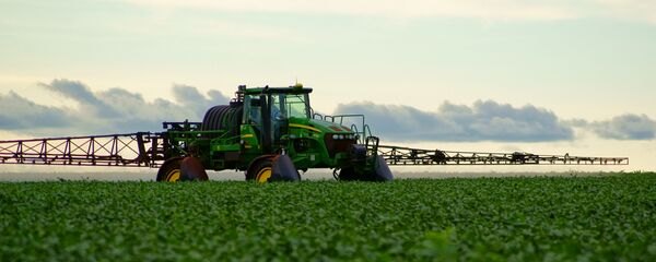 Поливка сои в Бразилии - Sputnik Mundo