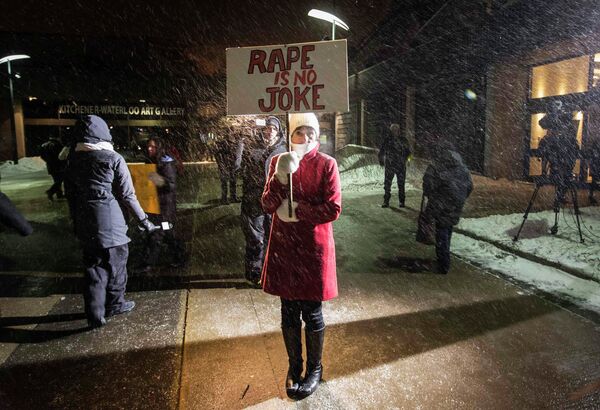 Una mujer protesta contra abusos sexuales en el que Bill Cosby se acusa  - Sputnik Mundo