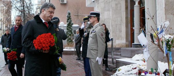 Petró Poroshenko, presidente de Ucrania, en lugar de la masacre en la revista satírica parisina Charlie Hebdo - Sputnik Mundo