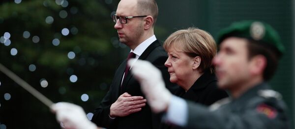 Primer ministro ucraniano, Arseni Yatseniuk y canciller de Alemania, Angela Merkel - Sputnik Mundo