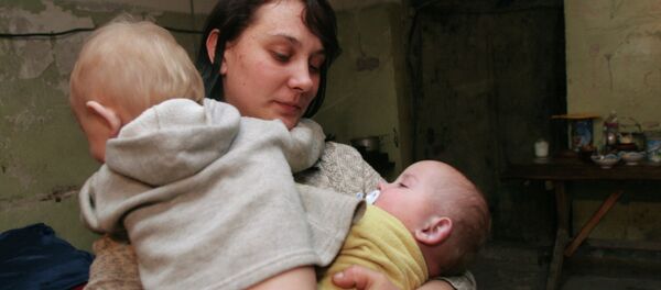 Mujer con los niños en el refugio en Donetsk - Sputnik Mundo