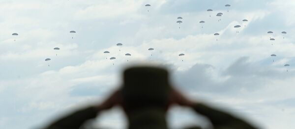 Maniobras de los paracaidistas rusos (archivo) - Sputnik Mundo