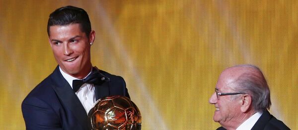 Ronaldo recibe su segundo Balón de Oro en dos años Ronaldo recibe su segundo Balón de Oro en dos años - Sputnik Mundo