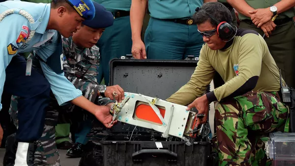 Recuperan el segundo registrador del avión siniestrado de AirAsia - Sputnik Mundo