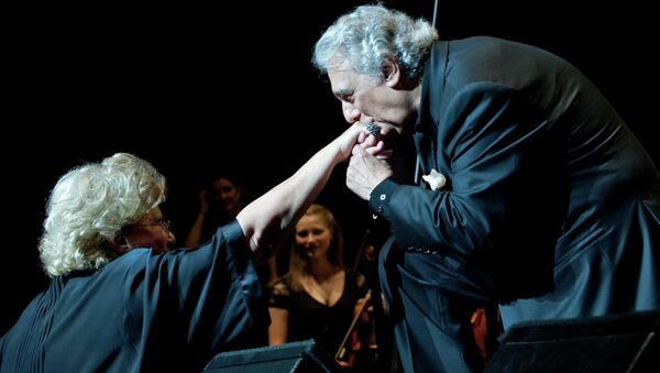 Tenor español Plácido Domingo beza la mano de mezzosprano rusa Elena Obraztsova, 12 de julio, 2009 - Sputnik Mundo